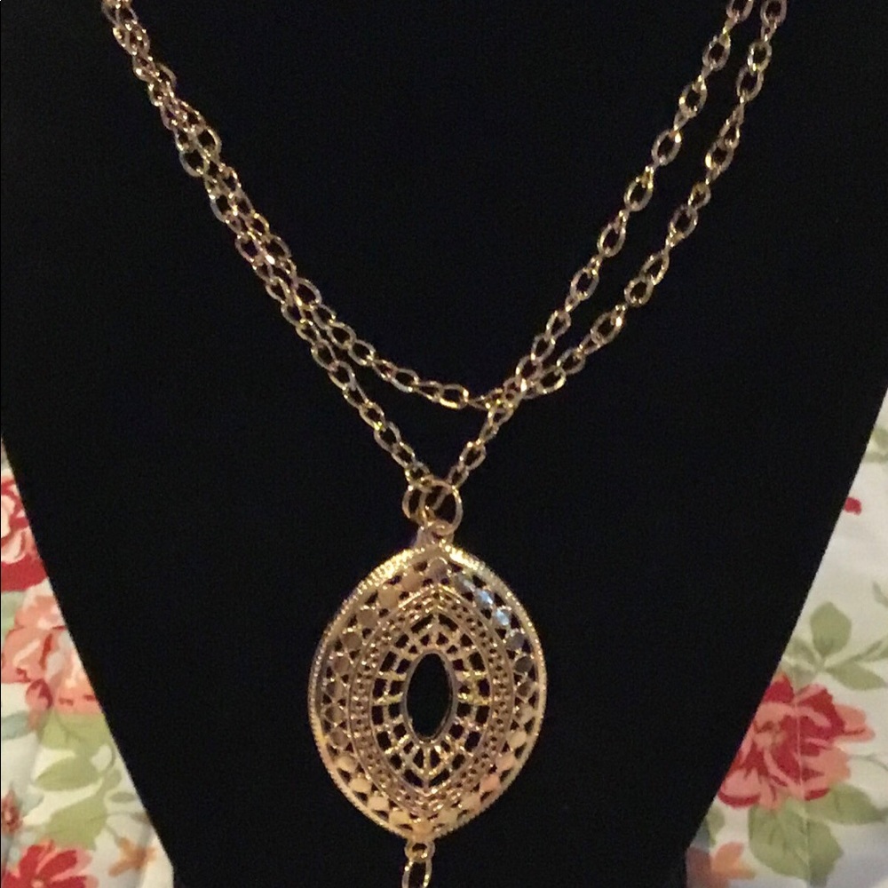 Necklace gold tone